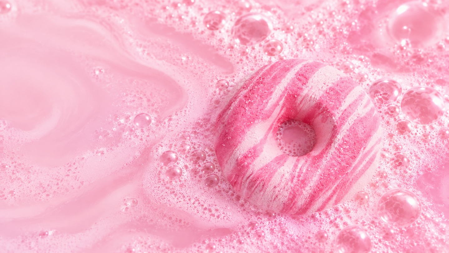 pembe köpüğün içinde çözünen çizgili donut banyo topu