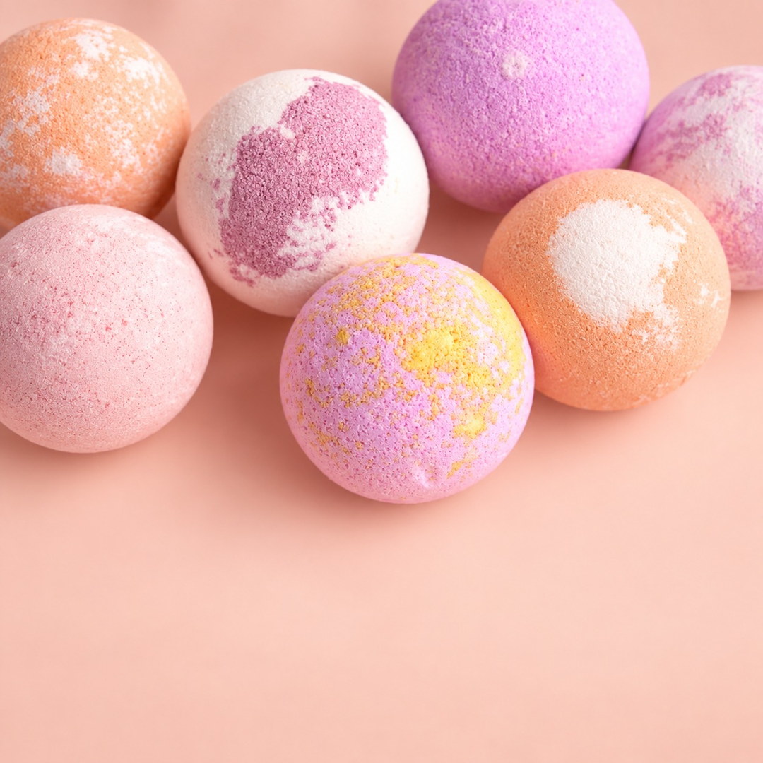 Şeftali zeminde bir arada duran pastel banyo topları