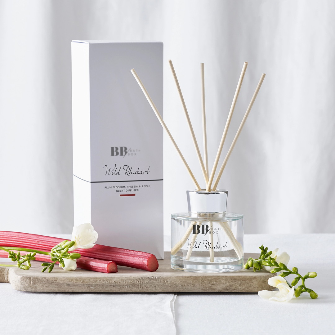 Wild Rhubarb Bambu Çubuklu Oda Kokusu — Erik Çiçeği, Frezya & Elma, Reed Diffuser 120 ml